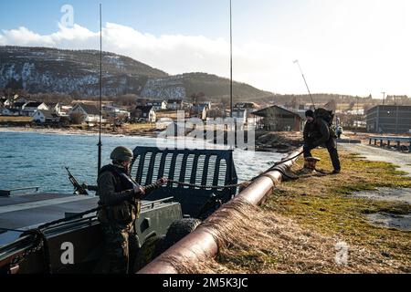 Korps Mariniers mit dem Royal Netherlands Marine Corps legen ein Landing Craft Vehicle Personal (LCVP) während der Übung Cold Response 22 in Sandstrand, Norwegen, am 21. März 2022 an. Übung Cold Response 22 ist eine alle zwei Jahre stattfindende norwegische nationale Bereitschafts- und Verteidigungsübung, die in ganz Norwegen stattfindet, an der sich alle seine Militärdienste, darunter 26 alliierte Nationen der Nordatlantikvertrags-Organisation (NATO) und regionale Partner, beteiligen. Stockfoto