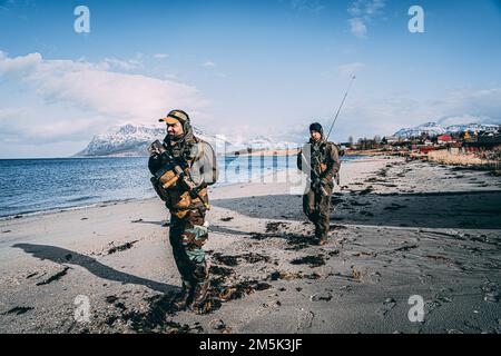 Korps-Mariniers koordinieren zusammen mit dem Royal Netherlands Marine Corps eine Amphibienlandung während der Übung Cold Response 22 in Sandstrand, Norwegen, 21. März 2022. Übung Cold Response 22 ist eine alle zwei Jahre stattfindende norwegische nationale Bereitschafts- und Verteidigungsübung, die in ganz Norwegen stattfindet, an der sich alle seine Militärdienste, darunter 26 alliierte Nationen der Nordatlantikvertrags-Organisation (NATO) und regionale Partner, beteiligen. Stockfoto