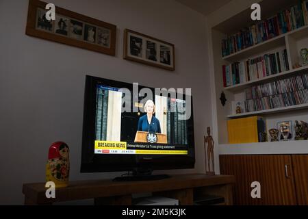 England, Großbritannien. 20. Oktober 2022. Premierministerin Liz Truss wird im Fernsehen in einem Wohnzimmer gezeigt, wo sie ihre Kündigungsrede vor der Downing Street 10 hält. Nach sechs chaotischen Amtswochen trat sie als britische Premierministerin zurück und erklärte, sie könne "das Mandat, in das sie gewählt worden sei, nicht erfüllen". Kredit: Mark Kerrison/Alamy Live News Stockfoto