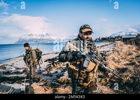 Korps-Mariniers koordinieren zusammen mit dem Royal Netherlands Marine Corps eine Amphibienlandung während der Übung Cold Response 22 in Sandstrand, Norwegen, 21. März 2022. Übung Cold Response 22 ist eine alle zwei Jahre stattfindende norwegische nationale Bereitschafts- und Verteidigungsübung, die in ganz Norwegen stattfindet, an der sich alle seine Militärdienste, darunter 26 alliierte Nationen der Nordatlantikvertrags-Organisation (NATO) und regionale Partner, beteiligen. Stockfoto