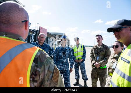 USA Air Force Master Sgt. Aaron Porter, 509. Logistics Readiness Squadron Fuels Superintendent, hat ein Gespräch mit Mitgliedern der Royal Australian Air Force auf der RAAF-Basis Amberley, Australien, 22. März 2022. Airmen vom Whiteman Air Force Base, Missouri, waren in Australien, um einer B-2 bei einer CONUS-zu-CONUS-Mission zu helfen. Während die B-2-Crews mit RAAF-Kollegen und US-Teamkollegen in der Luft zusammenarbeiteten, waren andere US-Teams in der Luft Flugzeuge führten gemeinsame Operationen am Boden durch. Stockfoto