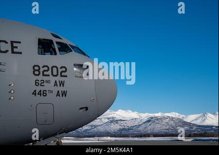 Ein C-17 Globemaster III, der Joint Base Lewis-McChord, Washington, zugeteilt wurde, sitzt während der Übung Rainier war 22A auf der Joint Base Elmendorf-Richardson, Alaska, am 21. März 2022 auf einer Landebahn. Die Übung soll die Fähigkeit des 62. Airlift-Flügels demonstrieren, zu operieren und zu überleben, während gleichzeitig Herausforderungen für den militärischen Vorteil der USA in allen Betriebsbereichen – Luft, Land, See und Cyberspace – überwunden werden. Stockfoto