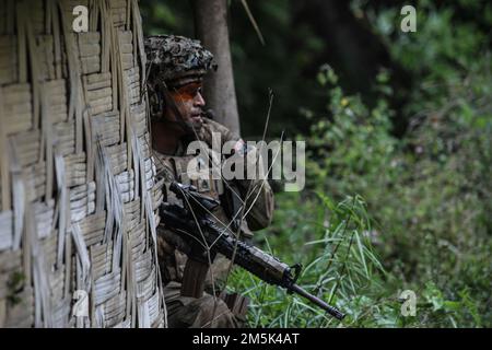 EIN US-AMERIKANISCHER Soldat der Armee in Kompanie D, 2. Bataillon, 27. Infanterie-Regiment, 3. Brigade, 25. Infanterie-Division, Scannt den Horizont und kommuniziert mit seinem Team, bevor es mit dem nächsten Ziel weitergeht, während einer kombinierten Feuerübung zur Unterstützung von Salaknib am Oberst Ernesto Rabina Luftwaffenstützpunkt auf den Philippinen, 21. März 2022. Salaknib wird jährlich von der philippinischen Armee in den USA geführt Von der Army Pacific gesponserte bilaterale Übung, die darauf abzielte, die Kapazitäten und die Interoperabilität der US-amerikanischen und der philippinischen Armee im gesamten Spektrum militärischer Operationen zu verbessern und gleichzeitig die Verbindungen zwischen den beiden Langs zu stärken Stockfoto