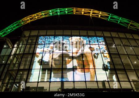 Wembley Stadium, 29. Dezember 2022. Heute Abend wurde der berühmte Wembley Arch in den brasilianischen Farben Grün und Gelb beleuchtet, um den Tod von Pelé zu begehen. Ein Spieler, dessen Talent das Fußballspiel erleuchtete. Foto: Amanda Rose/Alamy Live News Stockfoto