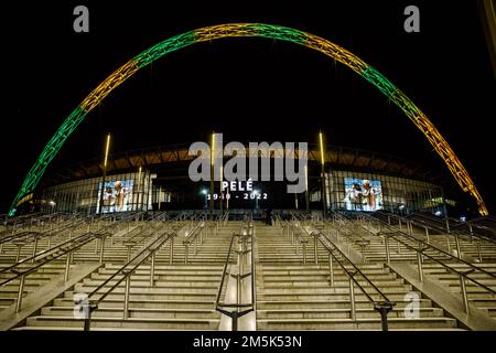 Wembley Stadium, 29. Dezember 2022. Heute Abend wurde der berühmte Wembley Arch in den brasilianischen Farben Grün und Gelb beleuchtet, um den Tod von Pelé zu begehen. Ein Spieler, dessen Talent das Fußballspiel erleuchtete. Foto: Amanda Rose/Alamy Live News Stockfoto