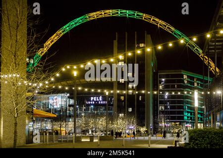 Wembley Stadium, 29. Dezember 2022. Heute Abend wurde der berühmte Wembley Arch in den brasilianischen Farben Grün und Gelb beleuchtet, um den Tod von Pelé zu begehen. Ein Spieler, dessen Talent das Fußballspiel erleuchtete. Foto: Amanda Rose/Alamy Live News Stockfoto