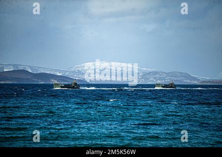 Korps Mariniers beim Royal Netherlands Marine Corps und den USA Marines nähern sich der Küste, um eine amphibische Landung mit Personal eines Landing Craft-Fahrzeugs während der Übung Cold Response 2022, Sandstrand, Norwegen, 21. März 2022 durchzuführen. Die Marines sind dem 3. Bataillon, dem 6. Marineregiment, der 2D. Division zugeteilt. Übung Cold Response „22 ist eine alle zwei Jahre stattfindende norwegische nationale Bereitschafts- und Verteidigungsübung, die in ganz Norwegen stattfindet, an der sich alle seine Militärdienste, einschließlich der 26. Nordatlantikvertrags-Organisation, beteiligen. Stockfoto