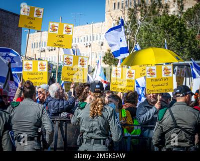 Jerusalem, Israel. 29. Dezember 2022. Israelische Demonstranten halten während der Demonstration gegen die neue Regierung vor dem israelischen Parlament der Knesset Plakate und Flaggen. Am Donnerstag schwor das israelische parlament Benjamin Netanjahu als Premierminister und eröffnete die rechtsextremistischste, religiös konservative Regierung in seiner Geschichte. Kredit: SOPA Images Limited/Alamy Live News
