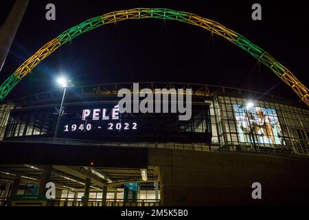 Wembley Stadium, 29. Dezember 2022. Heute Abend wurde der berühmte Wembley Arch in den brasilianischen Farben Grün und Gelb beleuchtet, um den Tod von Pelé zu begehen. Ein Spieler, dessen Talent das Fußballspiel erleuchtete. Foto: Amanda Rose/Alamy Live News Stockfoto