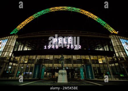 Wembley Stadium, 29. Dezember 2022. Heute Abend wurde der berühmte Wembley Arch in den brasilianischen Farben Grün und Gelb beleuchtet, um den Tod von Pelé zu begehen. Ein Spieler, dessen Talent das Fußballspiel erleuchtete. Foto: Amanda Rose/Alamy Live News Stockfoto