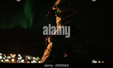 USA Jakob Smith ist Sicherheitsbeamter bei Exercise Cold Response 2022, Norwegen, 21. März 2022. Smith ist ein Schütze, der dem 3. Bataillon, dem 6. Marineregiment, der 2D. Division, der 2. Marine Expeditionstruppe zugeteilt wurde. Übung Cold Response '22 ist eine alle zwei Jahre stattfindende norwegische Übung zur nationalen Bereitschaft und Verteidigung, die in ganz Norwegen stattfindet, unter Beteiligung jedes seiner Militärdienste sowie von 26 weiteren alliierten NATO-Nationen und regionalen Partnern. Stockfoto