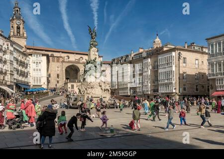 Statue in Plaza De La Virgen Blanca Vitoria-Gasteiz, baskische Land, Spanien, Kirchen von San Miguel und San Vicente im Hintergrund Stockfoto