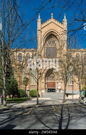 Außenansicht mit den beiden rosafarbenen Fenstern der Eingangstür zum Diözesanmuseum in der Kathedrale von Vitoria-Gasteiz, Baskenland, Euskadi, Spanien, EU Stockfoto