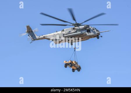 Militärflugzeuge (Sikorsky CH-53E Super Hallion) werden auf der MCAS Miramar Air Show 2022 zum Auto transportiert Stockfoto