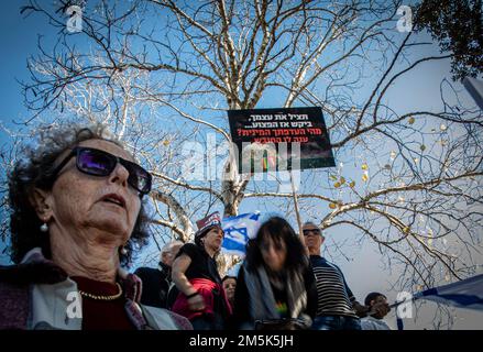 Jerusalem, Israel. 29. Dezember 2022. Während der Demonstration gegen die neue Regierung vor dem israelischen Parlament der Knesset hat ein israelischer Demonstrant ein Plakat. Am Donnerstag schwor das israelische parlament Benjamin Netanjahu als Premierminister und eröffnete die rechtsextremistischste, religiös konservative Regierung in seiner Geschichte. (Foto: Eyal Warshavsky/SOPA Images/Sipa USA) Guthaben: SIPA USA/Alamy Live News Stockfoto