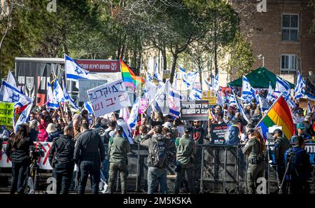 Jerusalem, Israel. 29. Dezember 2022. Israelische Demonstranten halten während der Demonstration gegen die neue Regierung vor dem israelischen Parlament der Knesset Plakate und Flaggen. Am Donnerstag schwor das israelische parlament Benjamin Netanjahu als Premierminister und eröffnete die rechtsextremistischste, religiös konservative Regierung in seiner Geschichte. (Foto: Eyal Warshavsky/SOPA Images/Sipa USA) Guthaben: SIPA USA/Alamy Live News Stockfoto