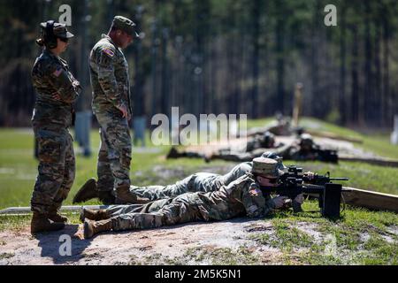USA Soldaten der Georgia Army National Guard veranstalten die Gewehrqualifizierung während des 2022 Georgia National Guard Best Warrior Competition in Fort Stewart, Georgia, 21. März 2022. Der Wettbewerb der besten Krieger testet die Bereitschaft und Anpassungsfähigkeit unserer Streitkräfte und bereitet unsere georgischen Wachmänner auf die unvorhersehbaren Herausforderungen von heute vor. Stockfoto