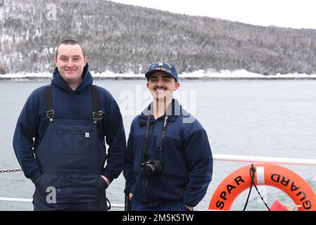 USA Küstenwache Petty Officer 3., Klasse Frank Aurelio [links] und Seemann Alexander Landry, Besatzungsmitglieder an Bord der Küstenwache Cutter Spar, posieren für ein Foto auf dem Fantail während der Fahrt in der St. Lawrence River, 21. März 2022. Spar und ihre Crew reisen nach Duluth, Minn. nach einer einjährigen Wartungszeit in Baltimore. Stockfoto