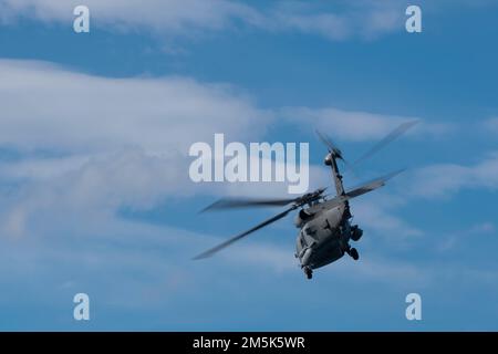 Dänischer MH-60R Seahawk-Hubschrauber vom grönländischen Patrouillenschiff HDMS Triton während der Operation Nanook der Royal Canadian Navy im August 2022. Stockfoto