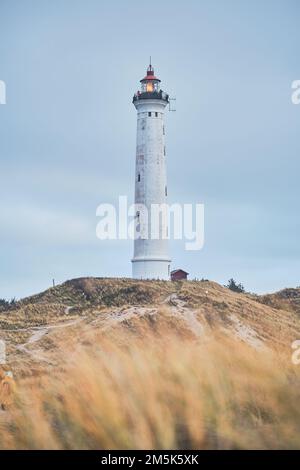 Leuchtturm in den Dünen von Dänemark. Hochwertiges Foto Stockfoto