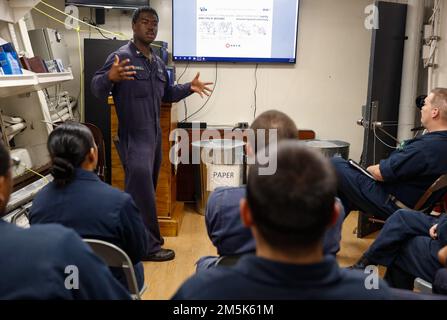 GOLF VON OMAN (21. März 2022) Hospital Corpsman 2. Klasse David Worrell führt taktische Kampfnotfallversorgung (TCCC) Training im Klassenzimmer an Bord des Guided-Raketenzerstörers USS Fitzgerald (DDG 62) im Golf von Oman, März 21. Fitzgerald wird im US-Flottengebiet 5. eingesetzt, um die Sicherheit und Stabilität des Seeverkehrs im Nahen Osten zu gewährleisten. Stockfoto