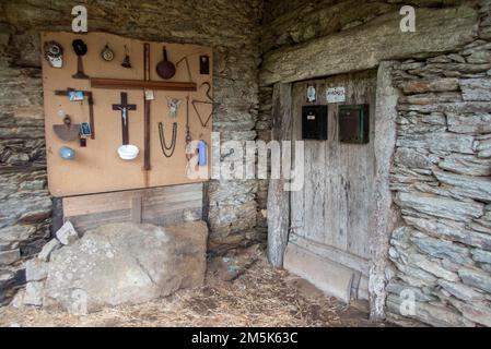 Das Zuhause eines starken Gläubigen: Religiöse Objekte, die mit dem Katholizismus verbunden sind, am Eingang eines alten Bauernhauses auf dem Weg nach St. James, die historische Pilgerroute nach Santiago de Compostela. Stockfoto