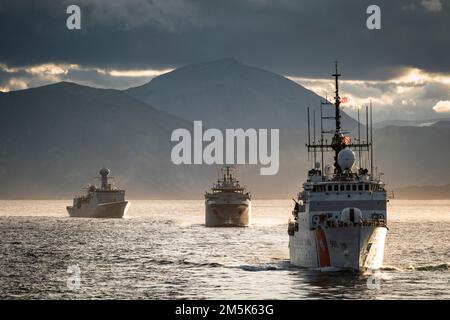 Schiffe der Operation Nanook 2022-Flotte verlassen Saglek Fjord an der kanadischen Küste von Labrador. Stockfoto