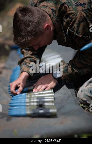 USA Marine 2. LT. John Finnegan, ein Platoon-Kommandant mit 1. Aufklärungsbataillon der leichten Panzerung, 1. Marine Division, verbindet Munition, bevor er eine M242-mm-Bushmaster-Kettenpistole mit 25 mm Durchmesser während eines Stand-off-Munitions-Disruptions-Trainingsbereiches in Reichweite 408 im Marine Corps-Basislager Pendleton am 21. März 2022 abschießt. SMUD ist eine Technik, die von Technikern für die Beseitigung von Sprengkörpern eingesetzt wird, um Kampfstoffe aus sicherer Entfernung schnell und effektiv zu neutralisieren. Finnegan stammt aus dem Frühling, Texas. Stockfoto