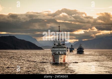 Schiffe der Operation Nanook 2022-Flotte verlassen Saglek Fjord an der kanadischen Küste von Labrador. Stockfoto