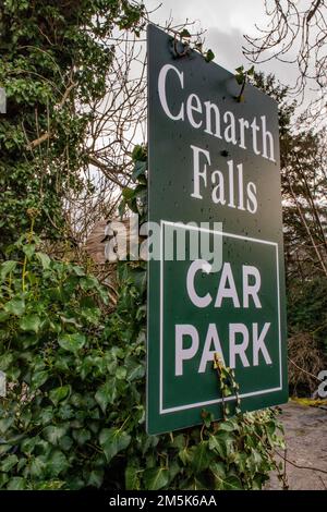 Wegweiser zum Parkplatz Cenarth Falls. Stockfoto