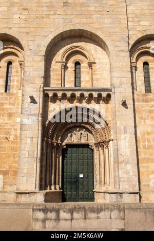 Die beeindruckende befestigte Kirche San Juan in Portomarín wurde im 12. Und 13. Jahrhundert von den Rittern von St. John, der die Pilger auf dem Weg nach Santiago beschützte. Die Kirche und das Dorf wurden in den 1960er Jahren neu angesiedelt, um Platz für ein Wasserreservoir zu machen, und wurden Stein für Stein an diesem Ort wieder aufgebaut. Stockfoto