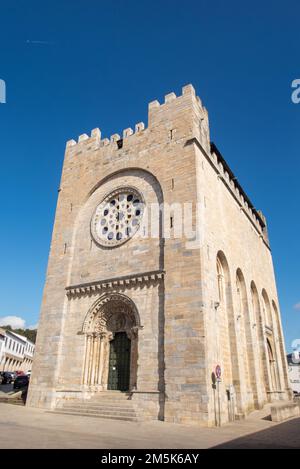 Die beeindruckende befestigte Kirche San Juan in Portomarín wurde im 12. Und 13. Jahrhundert von den Rittern von St. John, der die Pilger auf dem Weg nach Santiago beschützte. Die Kirche und das Dorf wurden in den 1960er Jahren neu angesiedelt, um Platz für ein Wasserreservoir zu machen, und wurden Stein für Stein an diesem Ort wieder aufgebaut. Stockfoto