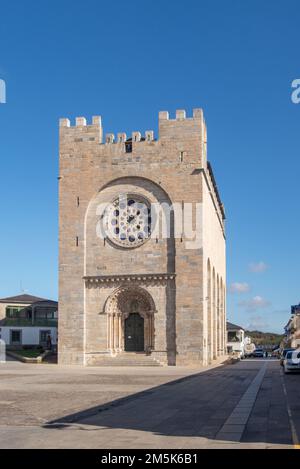 Die beeindruckende befestigte Kirche San Juan in Portomarín wurde im 12. Und 13. Jahrhundert von den Rittern von St. John, der die Pilger auf dem Weg nach Santiago beschützte. Die Kirche und das Dorf wurden in den 1960er Jahren neu angesiedelt, um Platz für ein Wasserreservoir zu machen, und wurden Stein für Stein an diesem Ort wieder aufgebaut. Stockfoto