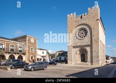 Die beeindruckende befestigte Kirche San Juan in Portomarín wurde im 12. Und 13. Jahrhundert von den Rittern von St. John, der die Pilger auf dem Weg nach Santiago beschützte. Die Kirche und das Dorf wurden in den 1960er Jahren neu angesiedelt, um Platz für ein Wasserreservoir zu machen, und wurden Stein für Stein an diesem Ort wieder aufgebaut. Stockfoto