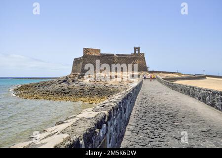 Steinbrücke der Burg San Gabriel de Arrecife Stockfoto