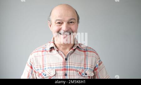 Portrait von lächelnd reifen Mann auf weißem Hintergrund. Stockfoto