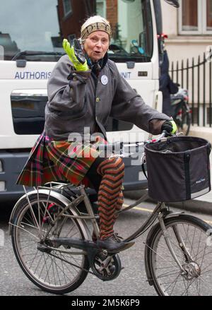 Vivienne Westwood verlässt die ecuadorianische Botschaft in London nach einem Besuch von Julian Assange. Die britische Modedesignerin Dame Vivienne Westwood ist alt gestorben Stockfoto