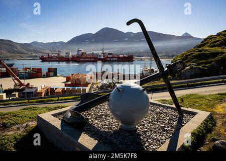 Schiffe der Royal Arctic Line im Hafen von Nuuk an der Westküste Grönlands. Stockfoto