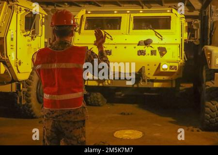 USA Marine Corps Sgt. Juan Rodriguez, ein Kraftfahrzeugbetreiber mit 3. Landing Support Bataillon, Combat Logistics Regiment 3, 3. Marine Logistics Group, leitet ein Logistiksystem-Ersatzsystem (LVSR) aus dem USNS 1. LT. Jack Lummus (T-AK 3011) während der Übung Atlantic Dragon in der Marine Corps Support Facility Blount Island, Jacksonville, Florida, 22. März 2022. 3D LSB führt Atlantic Dragon 22 in Zusammenarbeit mit CLR-37, 3. MLG und Combat Logistics Battalion 451, CLR-45, 4. MLG durch, um Und bereiten Sie Ausrüstung für eine Vielzahl von Zwecken auf der Marine vor Stockfoto