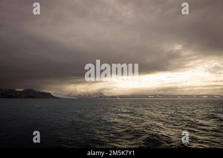 Berge an der Küste von Bylot Island in Nunavut, Kanada. Stockfoto