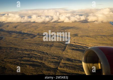 Blick von einer Boeing 737 mit Abfahrt Iqaluit auf Baffin Island, Nunavut, Kanada. Stockfoto