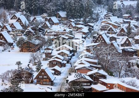 Hauptstraße durch das historische Bergdorf mit Schnee bedeckt Stockfoto