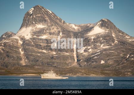 Französisches Marineschiff FS Rhone im Hafen von Nuuk, Grönland, während der Operation Nanook 2022. Stockfoto