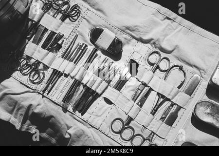 Alte Medizinische Und Chirurgische Instrumente. Viele Chirurgische Instrumente Für Die Chirurgie. Alte Verschiedene Metallische Medizinische Instrumente Objekte. Retro-Edelstahl-Op Stockfoto