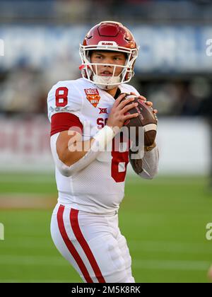 Orlando, Florida, USA. 29. Dezember 2022. Oklahoma Sooners Quarterback Dillon Gabriel (8) während der Aufwärmpausen vor dem Cheez-IT Bowl zwischen Florida State Seminoles und Oklahoma Sooners im Camping World Stadium in Orlando, FL. Romeo T Guzman/CSM/Alamy Live News Stockfoto