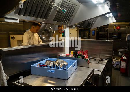 Zubereitung von Essen in der Küche des Patrouillenschiffs der Königlichen dänischen Marine HDMS Triton während der Operation Nanook 2022. Stockfoto