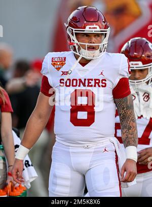 Orlando, Florida, USA. 29. Dezember 2022. Oklahoma Sooners Quarterback Dillon Gabriel (8) während der Aufwärmpausen vor dem Cheez-IT Bowl zwischen Florida State Seminoles und Oklahoma Sooners im Camping World Stadium in Orlando, FL. Romeo T Guzman/CSM/Alamy Live News Stockfoto