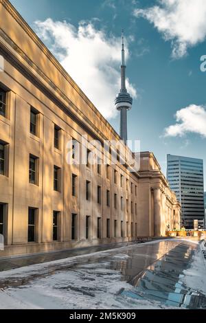 Union Station, dem Hauptbahnhof in der Innenstadt von Toronto, Ontario, Kanada und dem CN Tower Stockfoto