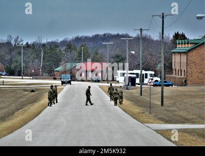 Am 21. März 2022 halten Soldaten der Zivilangelegenheiten in der Combined Arms Collective Training Facility (CACTF) an der South Post in Fort McCoy, Wisconsin, Schulungsszenarien ab. Die CACTF bietet eine Vielzahl von Schulungsumgebungen. Der Komplex, der zu Kosten von mehr als $14 Millionen US-Dollar gebaut wurde, wurde Ende 2012 fertiggestellt. Die CACTF wurde erstmals im März 2013 vom Bundesamt für Ermittlungen eingesetzt. Seitdem haben Hunderte verschiedener Militäreinheiten und Strafverfolgungsbehörden die Einrichtung genutzt. Stockfoto