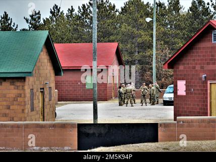 Am 21. März 2022 halten Soldaten der Zivilangelegenheiten in der Combined Arms Collective Training Facility (CACTF) an der South Post in Fort McCoy, Wisconsin, Schulungsszenarien ab. Die CACTF bietet eine Vielzahl von Schulungsumgebungen. Der Komplex, der zu Kosten von mehr als $14 Millionen US-Dollar gebaut wurde, wurde Ende 2012 fertiggestellt. Die CACTF wurde erstmals im März 2013 vom Bundesamt für Ermittlungen eingesetzt. Seitdem haben Hunderte verschiedener Militäreinheiten und Strafverfolgungsbehörden die Einrichtung genutzt. Stockfoto